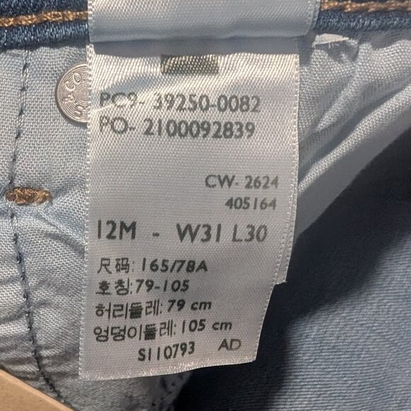 Levi's | Classic Straight Fit Jeans In Medium Wash - Picture 14 of 16